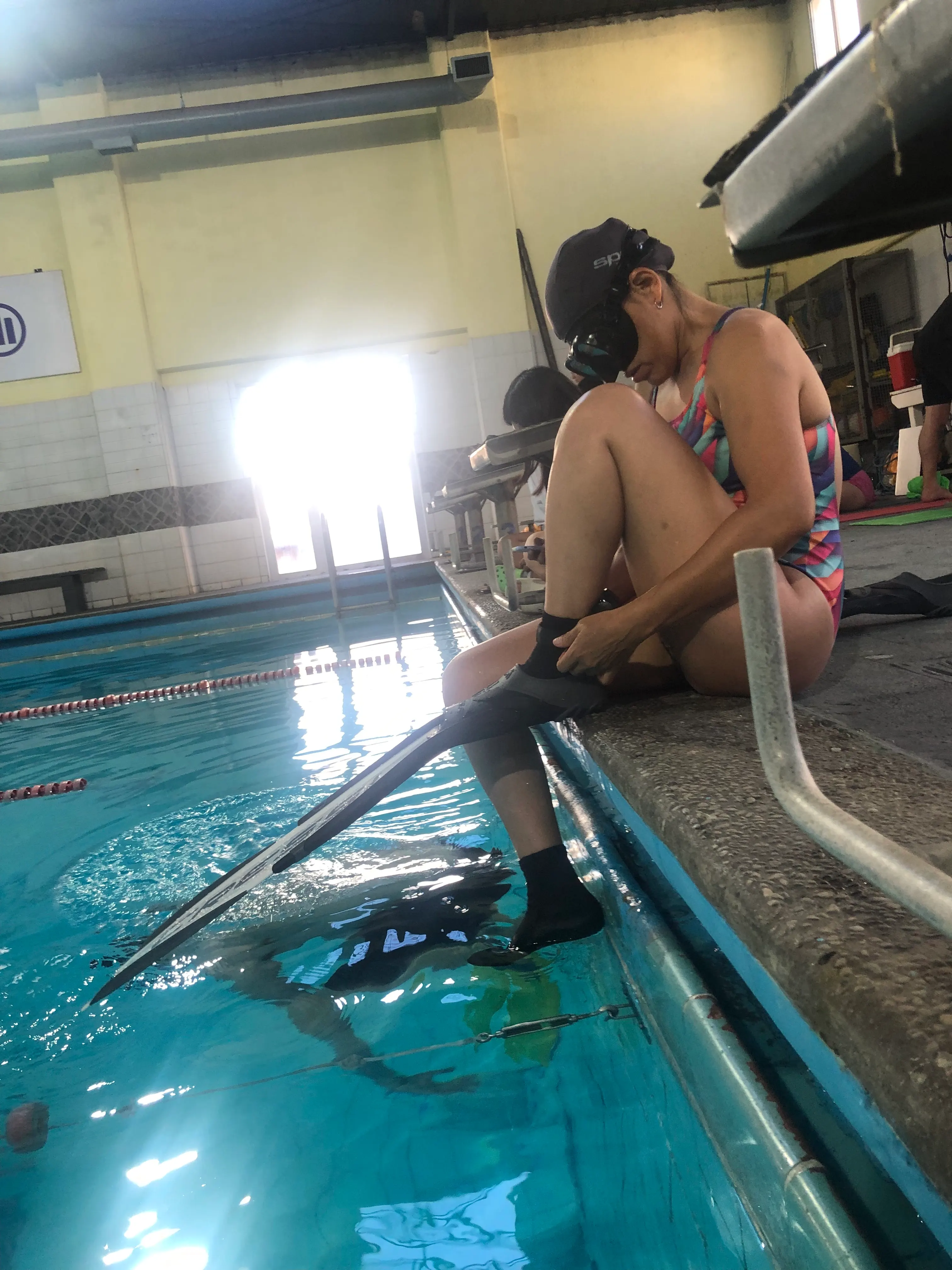 Apneísta entrenando técnica con monoaleta