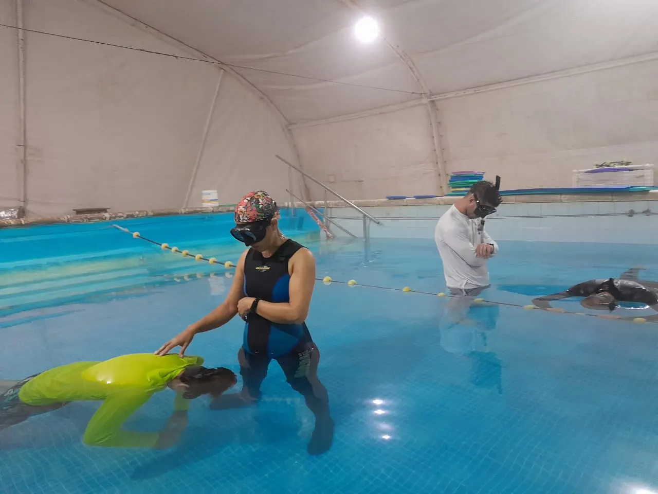 Instructor cronometrando a un alumno en apnea estática