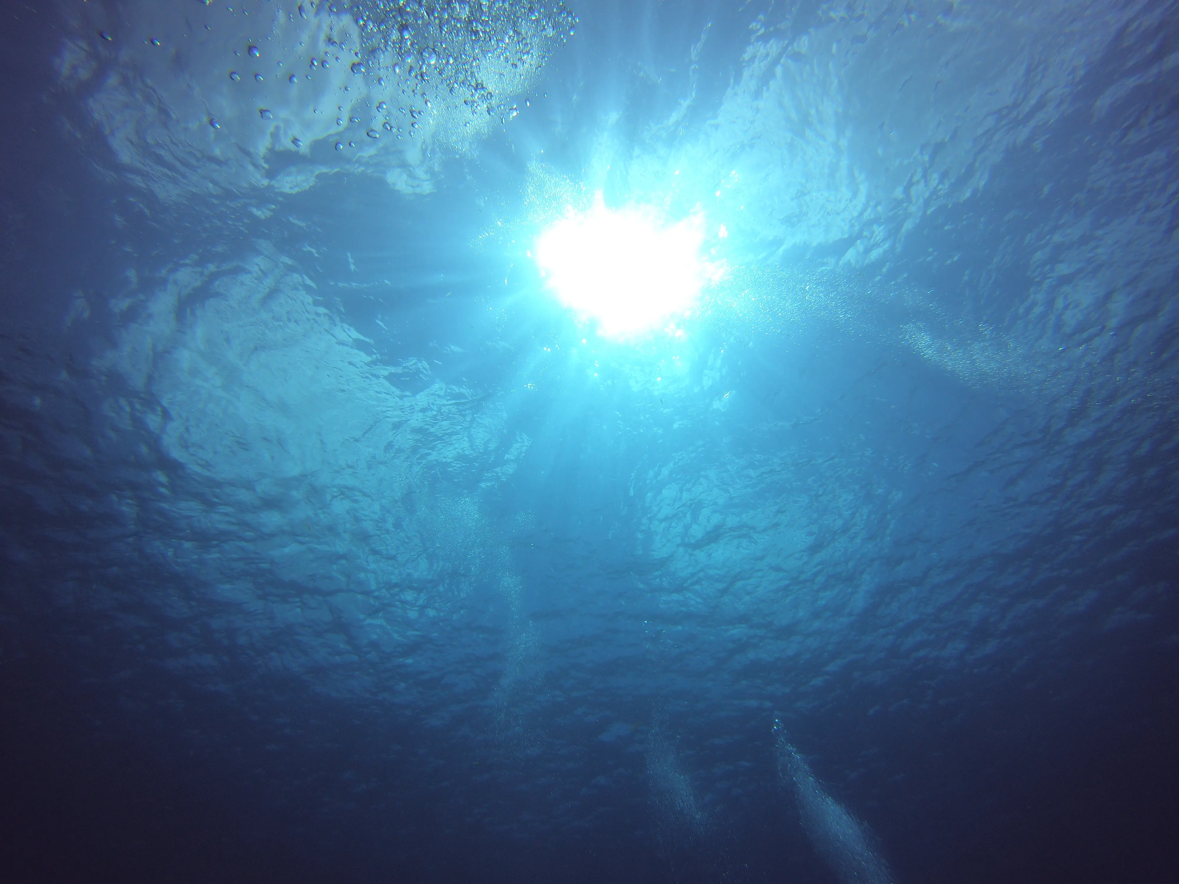 Sol atravesando la superficie del agua